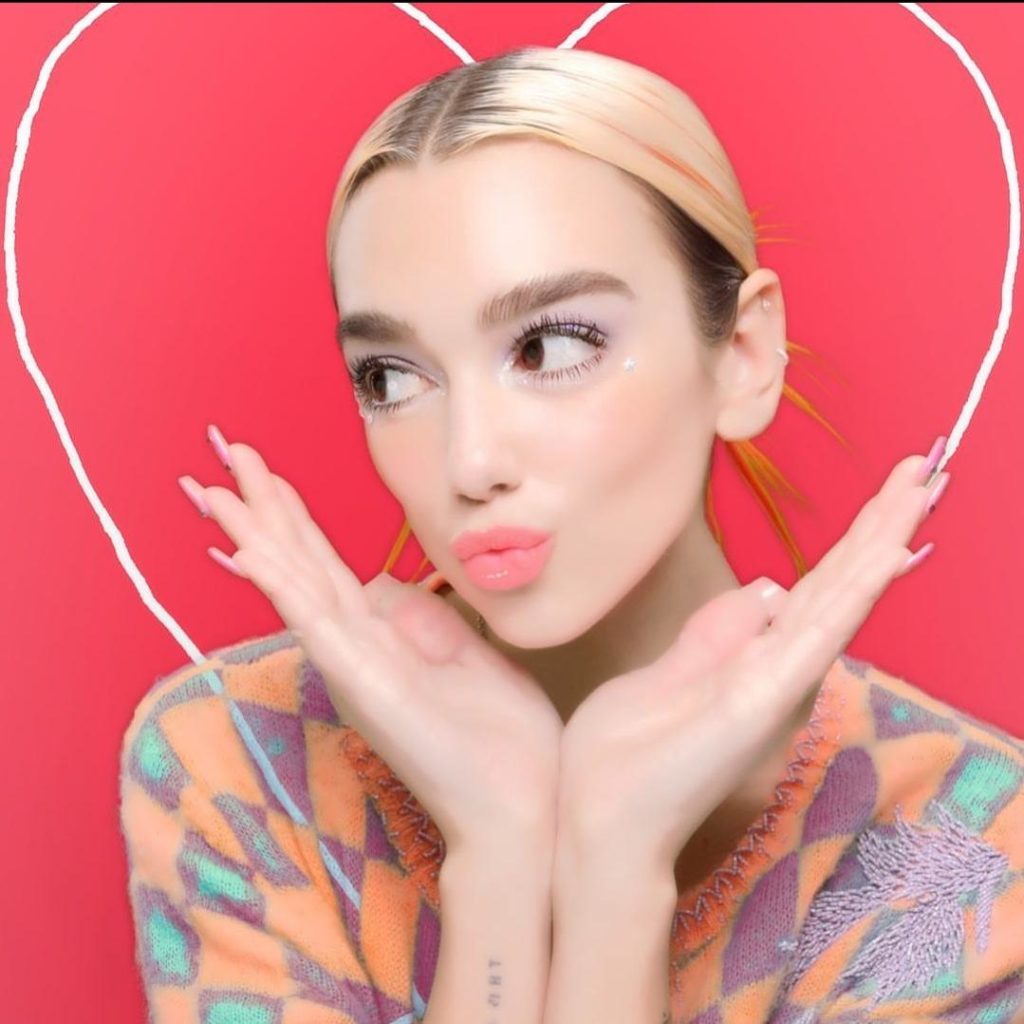 Dhe që ta dini ju Dua Lipa ka një tatuazh që lidhet me origjinën e saj dhe është kaq i veçantë