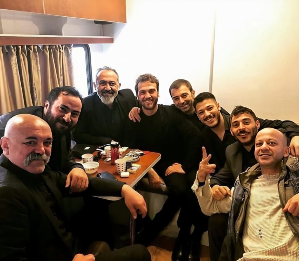 Aww! Aktori i dashur i “Çukur” bëhet baba për herë të parë, ja emri i veçantë që i vendosi të birit