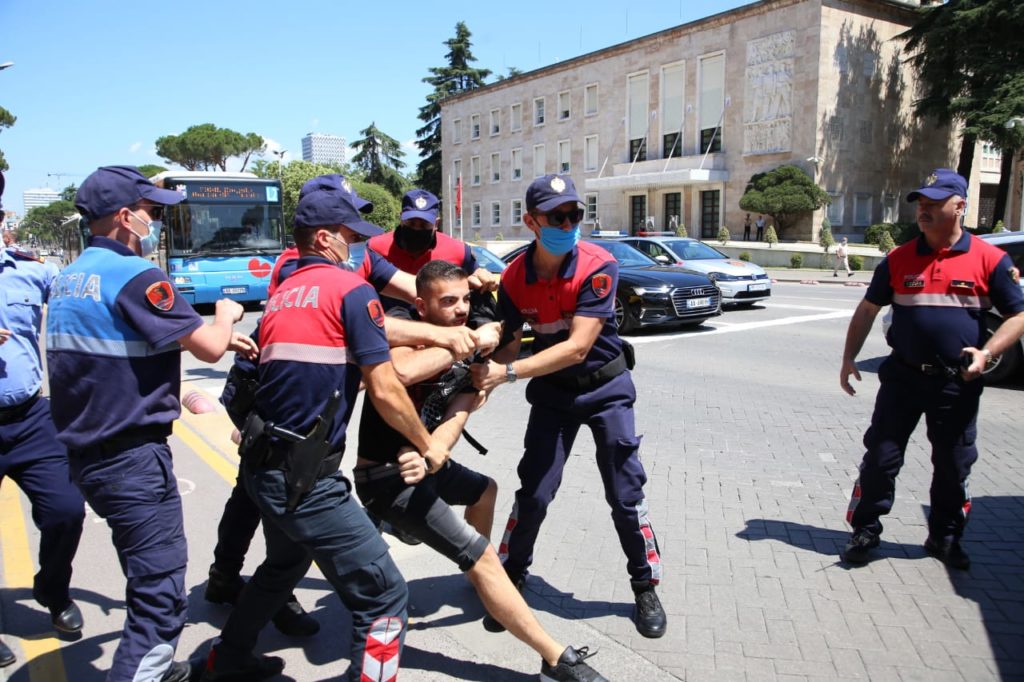 Protesta për mbylljen e lokaleve të natës! Përplasje me policinë, shoqërohen me forcë pronarët dhe artistët që kundërshtuan vendimin!