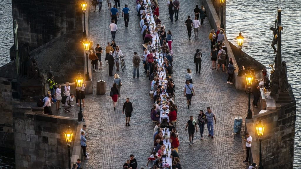 Pandemia s’ka mbaruar, por ky qytet organizoi një gosti gjigante me një tavolinë 488 metra të gjatë!