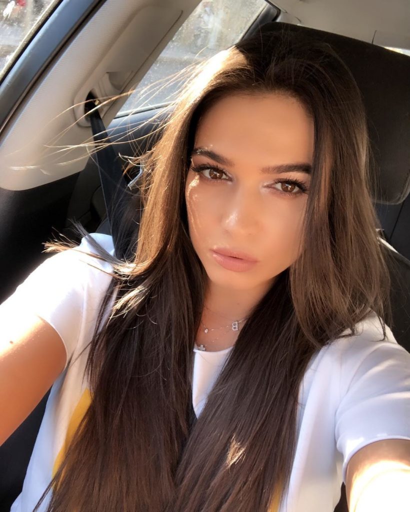 Aman sa e vockël! Jonida dhe Emi po e kalojnë mbrëmjen jashtë dhe na falën foton më të ëmbël të ditës