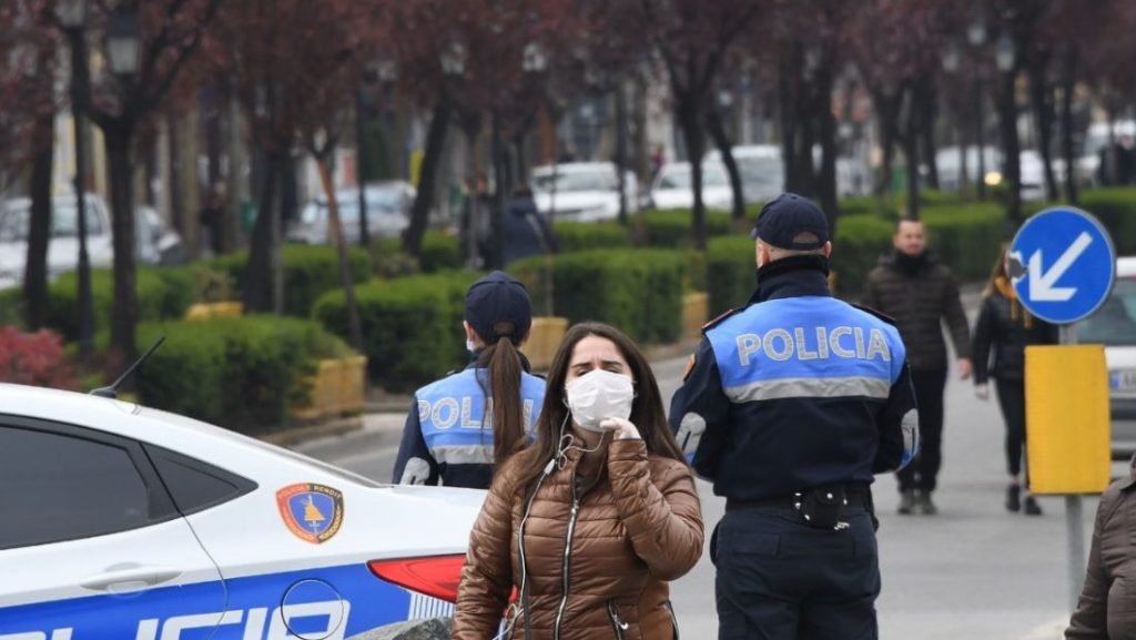 SONDAZH: Voto tani! A duhet bërë e detyrueshme me ligj mbajtja e maskës në Shqipëri?