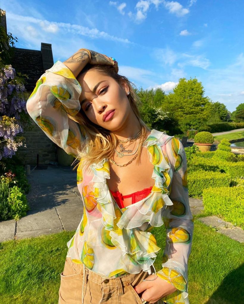 Ku shkuan flokët?! Rita Ora bën ndryshimin drastik në pamje! (FOTO)