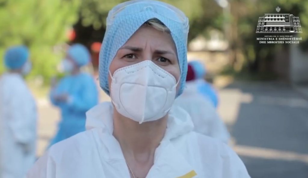 “Kam dalë që dje në orën 7:30 nga shtëpia”! Apeli i mjekes së Infektivit që s’duhet humbur! (VIDEO)