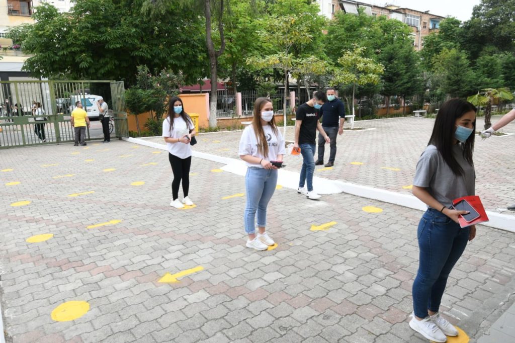 “Në klasë deri në orën 19:45”! 3 skenarët për mësimin dhe çfarë ndodh nëse situata me COVID- 19 përkeqësohet!