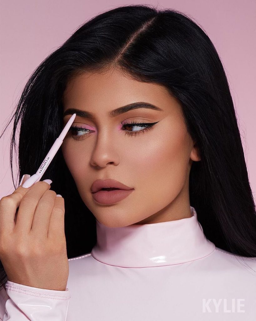 E veshur me leopard dhe tmerrësisht seksi, Kylie Jenner protagoniste në klipin e ri të Cardi B! (VIDEO)