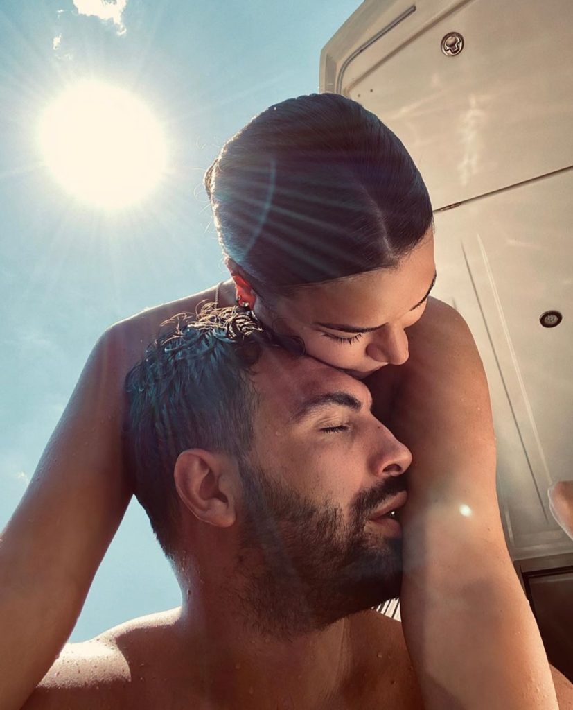U zbulua?! Ky detaji i ka çuar fansat drejt emrit të vajzës së Sarës dhe Ledrit! (FOTO)