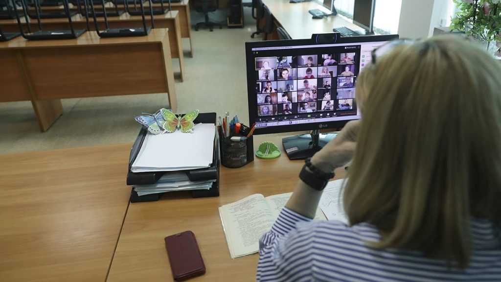 “Kush na pyet ne”! 98% e studentëve kërkojnë uljen e tarifave nëse mësimi do të bëhet online