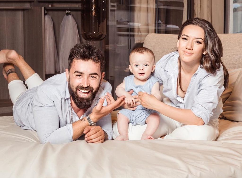 Foto e ditës! Noah, Fatma dhe Alfio sapo na dhuruan perëndimin më të bukur të verës!
