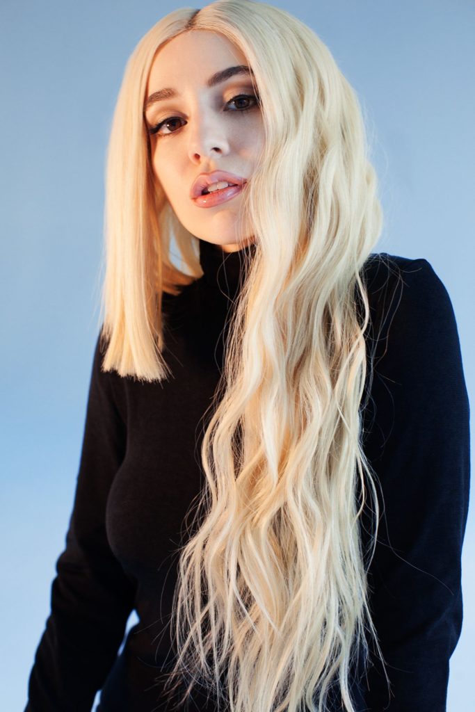I çuditshëm, por me kuptim! Simboli që fshihet pas modelit të flokëve të Ava Max!