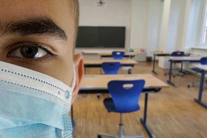 Mësim në kushte pandemie: 6 pyetjet që duhet t'i bëni të gjithë para se të riktheheni në shkollë!