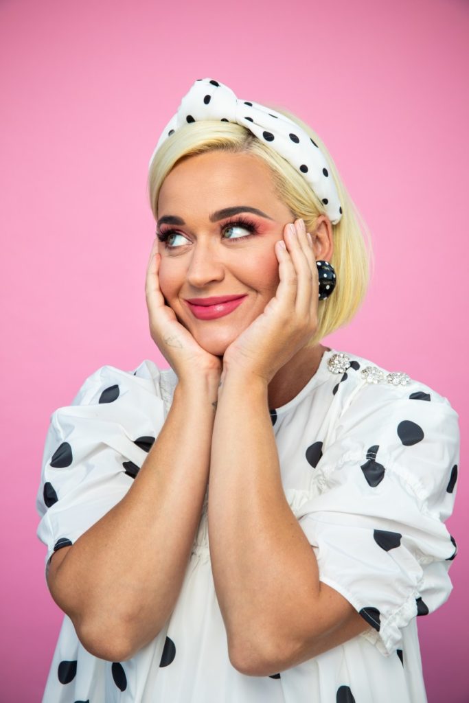 “Flokët dhe makijazhi mundësuar nga @Rraskapitja”! Katy Perry tregon trupin 5 ditë pas lindjes