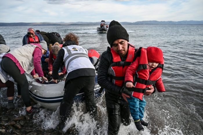 “Çnjerëzore! Më mirë të vdisja nga një bombë”! Greqia kthen fshehurazi mbi 1000 refugjatë dhe i braktis në det!