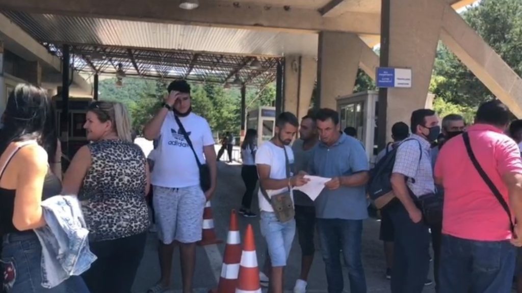 Sërish radhë e gjatë në Kapshticë! Mbushet kuota, policia greke ndërpret punën