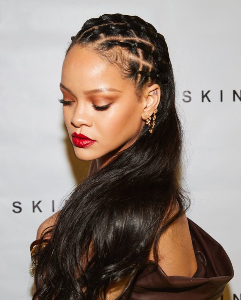 Wow! Kjo vajzë i ngjan Rihanna-s më shumë se vetë Rihanna dhe tani s’po i dallojmë dot!