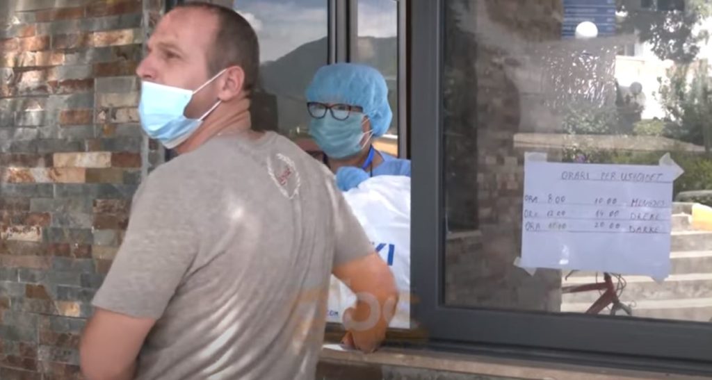 Pamjet prekëse! Familjari i shkruan letër pacientit me COVID të shtruar në spitalin “Shefqet Ndroqi”