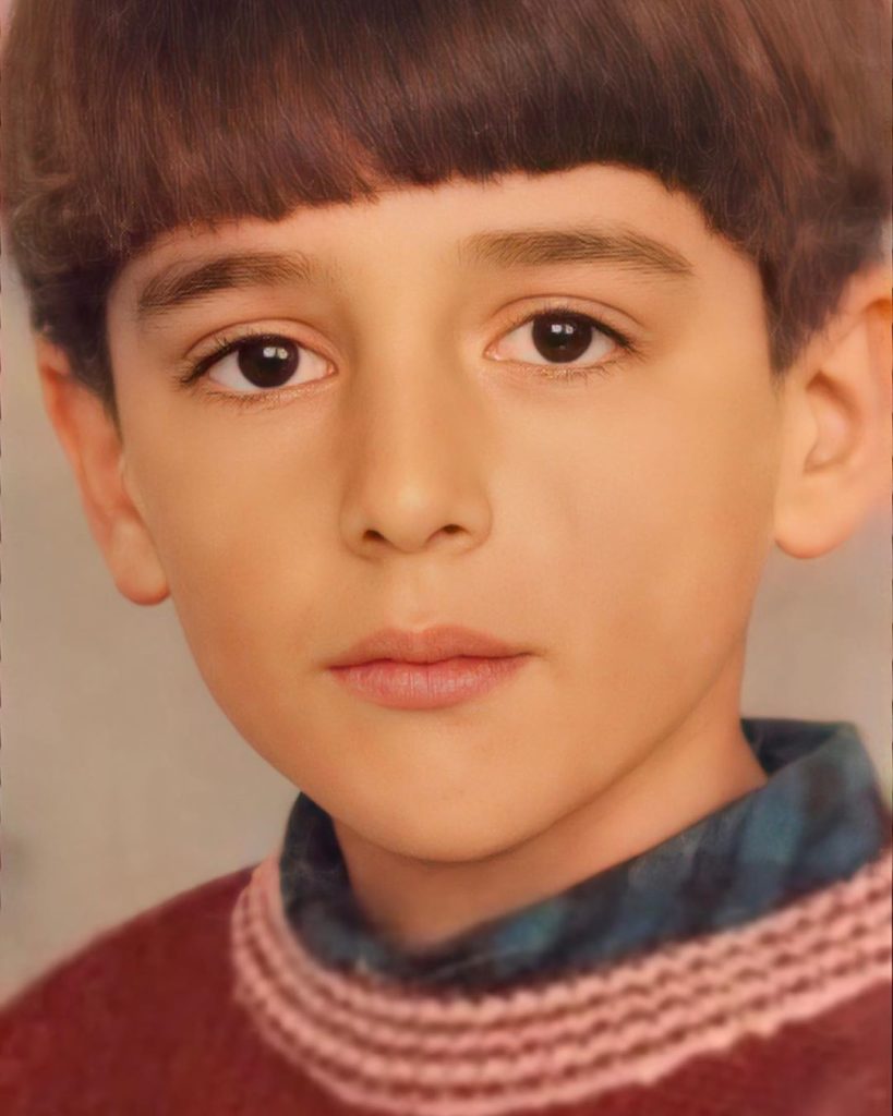 E njihni vogëlushin në foto? Sot është një nga reperët më të suksesshëm shqiptar