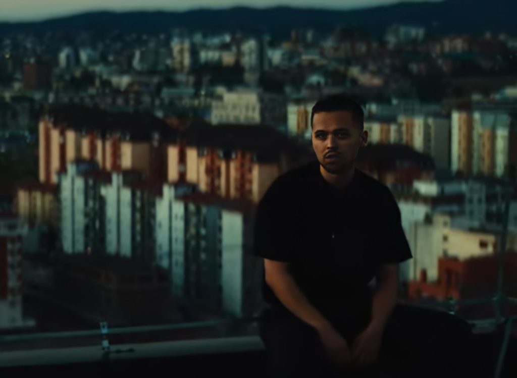 “Mos i ly ti buzt e kuqe! Mos i lsho ti ato flok!” Surpriza e Yll Limanit është thjesht fiksim me dëgjim të parë!