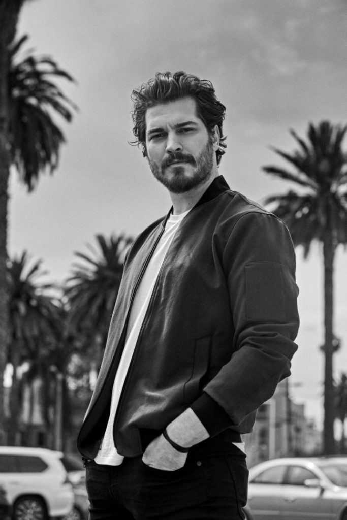 Ups! Pas ndryshimit drastik Çagatay Ulusoy u shndërrua në “meme” kudo në rrjet!