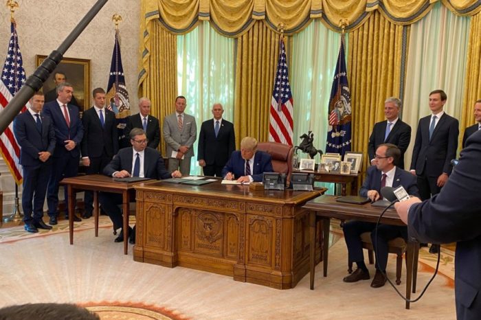 Historike! Në prani të presidentit Trump, nënshkruhet marrëveshja ekonomike Kosovë-Serbi