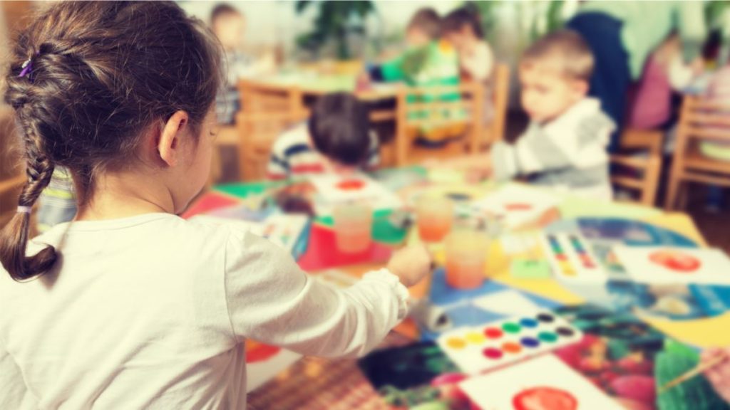 Edukatorja i dhunon fëmijën, pronari i kopshtit në Durrës i hedh nënës 5 mijë lekshin në fytyrë: “Mos na denonco!”
