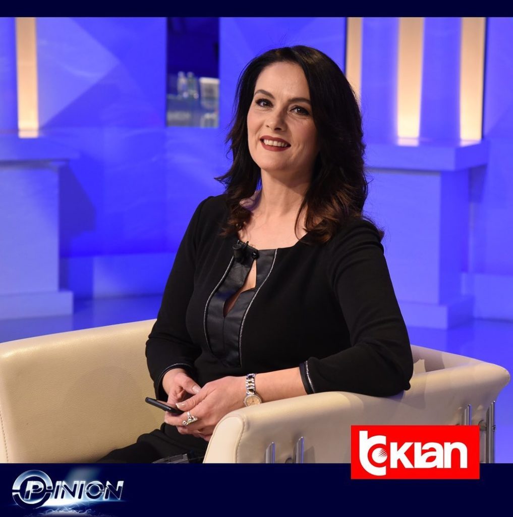 Largim i bujshëm në ABC News?! Gazetares Juli Xhokaxhi i mbyllin emisionin: “Arsyet nuk m’i tha njeri”!