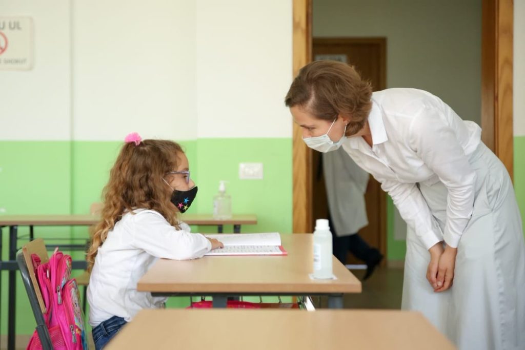 Një ministre që nuk e shikonte të ardhmen e saj në Shqipëri, s’mund të përgatiste brezat e ardhshëm të këtij vendi!