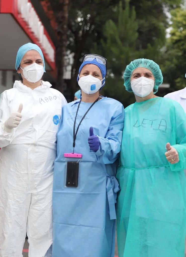 Na rroftë retorika… Bluzat e bardha në luftën me Covid-19 të pambrojtur, të rraskapitur dhe me paga qesharake!