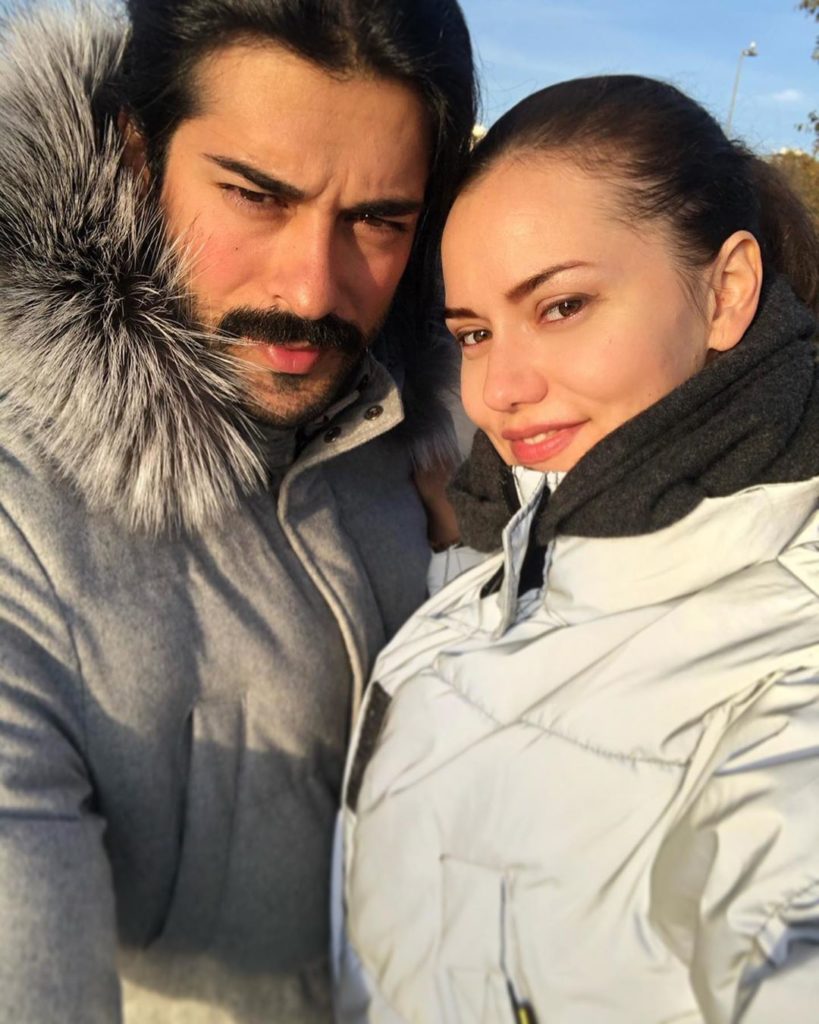 A po ndahen Burak Ozçivit dhe Fahriye Evcen? Aktorja shuan çdo dyshim!