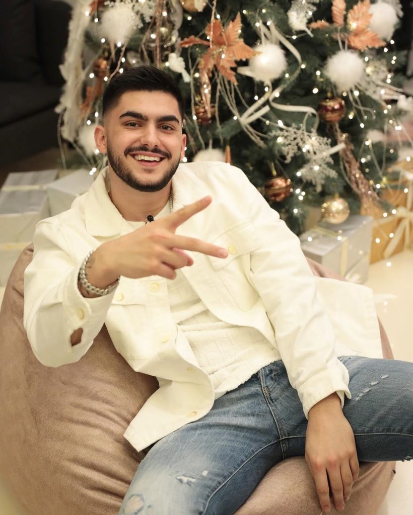 Butrinti poston video nga dhoma e hotelit me vajzën misterioze që po e shoqëron me pushime!