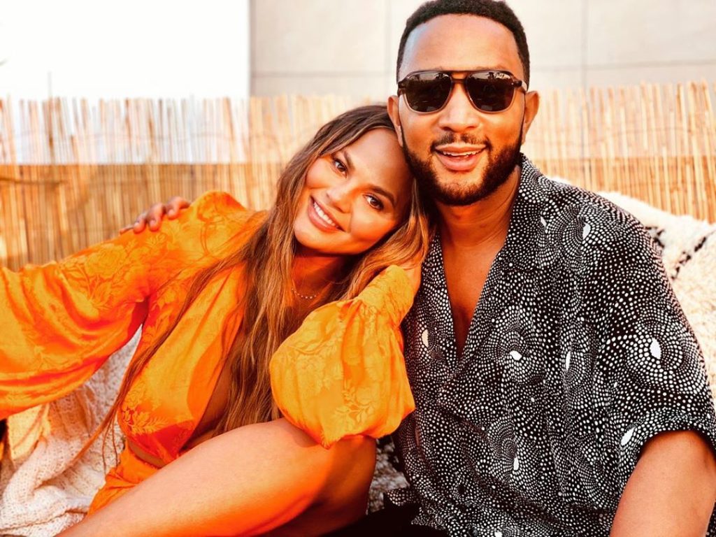 “Oops”! Chrissy Teigen zbulon padashje gjininë e bebushit që po pret!