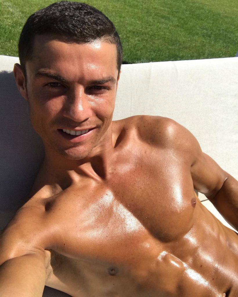 Virale! Videoja ku Cristiano Ronaldos ‘i tërhiqet veshi’ pasi nuk ka vendosur maskë po bën xhiron e rrjetit!