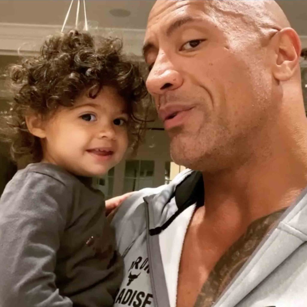 U infektuan nga miqtë e ngushtë, The Rock dhe e gjithë familja e aktorit të infektuar me COVID-19