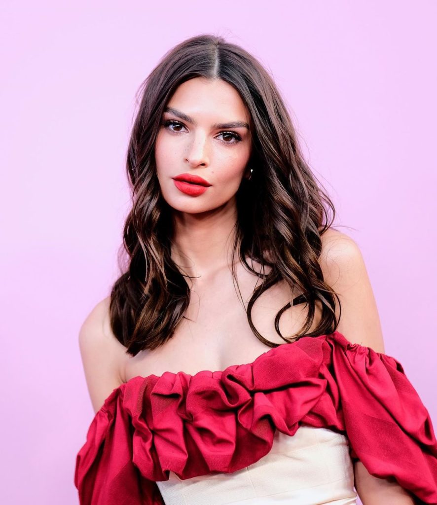 Emily Ratajkowski e akuzoi për përdhunim, reagon fotografi: “Kush e beson një vajzë që ka kërcyer nudo në klip”?