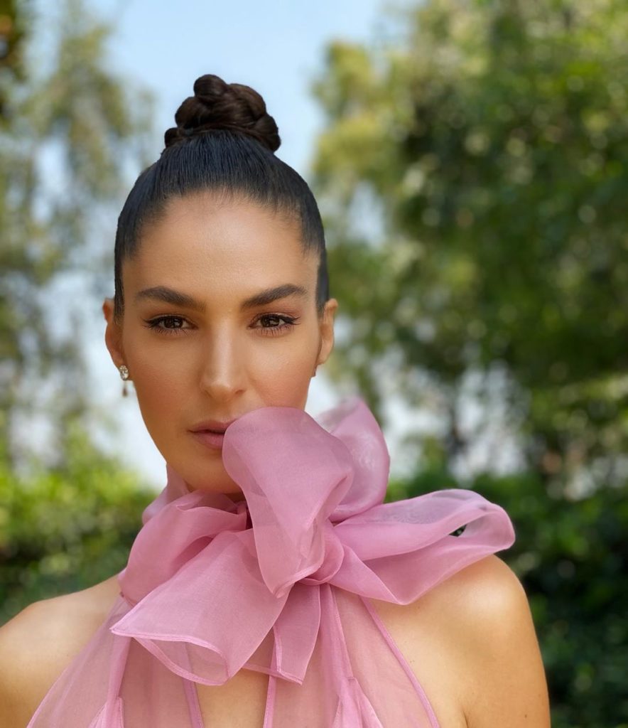 Emina Çunmulaj flet për të ëmën mes lotëve: Mami është një engjëll që e kam kudo me vete