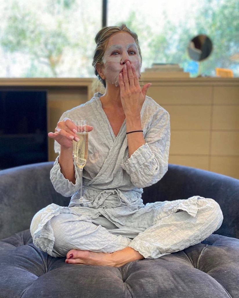 Për herë të parë në histori, Emmy Awards mbahen virtualisht dhe ja si u veshën VIP-at (nga shtëpia)! (FOTO)