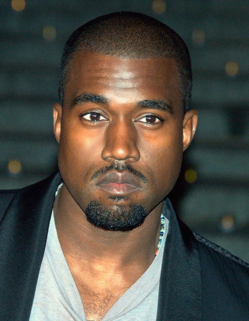 Nuk e dimë se çfarë i thotë mendja, por Kanye West sapo e rrethoi shtëpinë e tij me një mur të bardhë