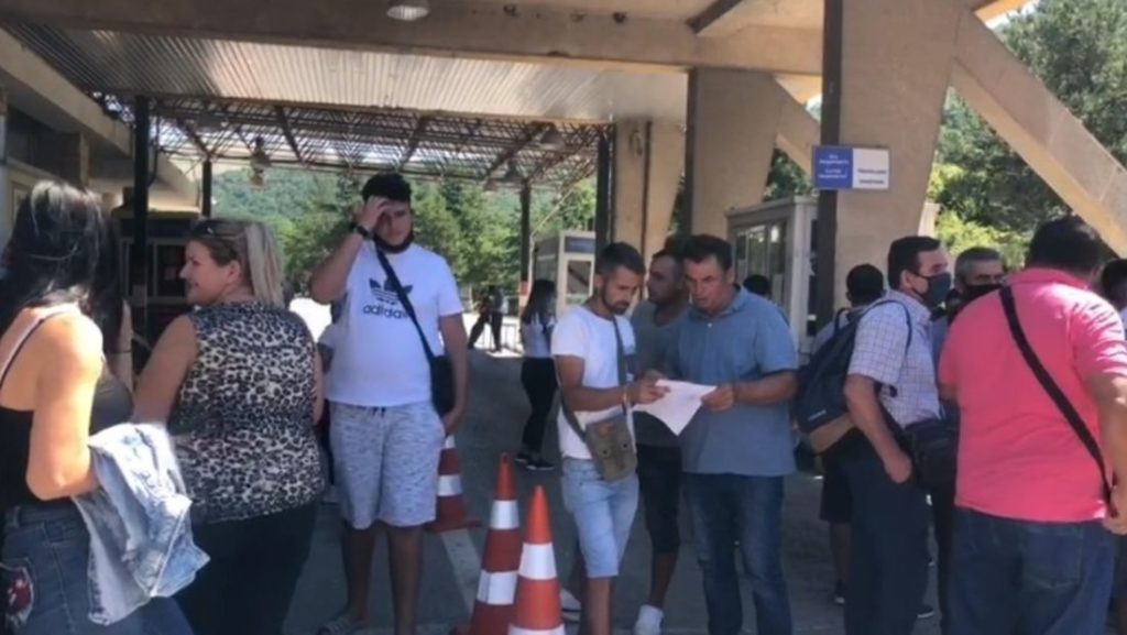 Rradhë e gjatë në Kapshticë: Ja problemi kryesor që i pengon emigrantët të kalojnë kufirin!