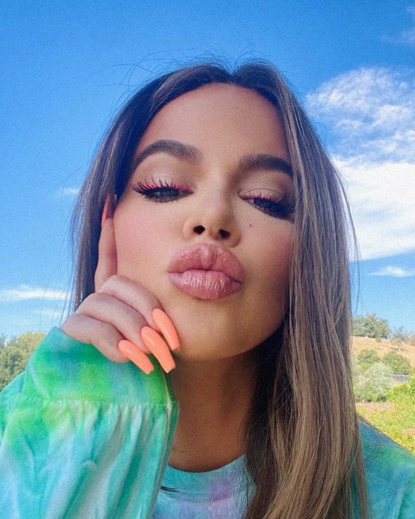 “Duam dikë me fytyrë të vërtetë”! Khloe Kardashian kritikohet sërish për shndërrimin në fytyrë në fotot e fundit!