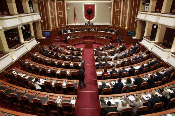 Rezulton pozitiv me Covid-19 deputeti i Kuvendit të Shqipërisë (EMRI)