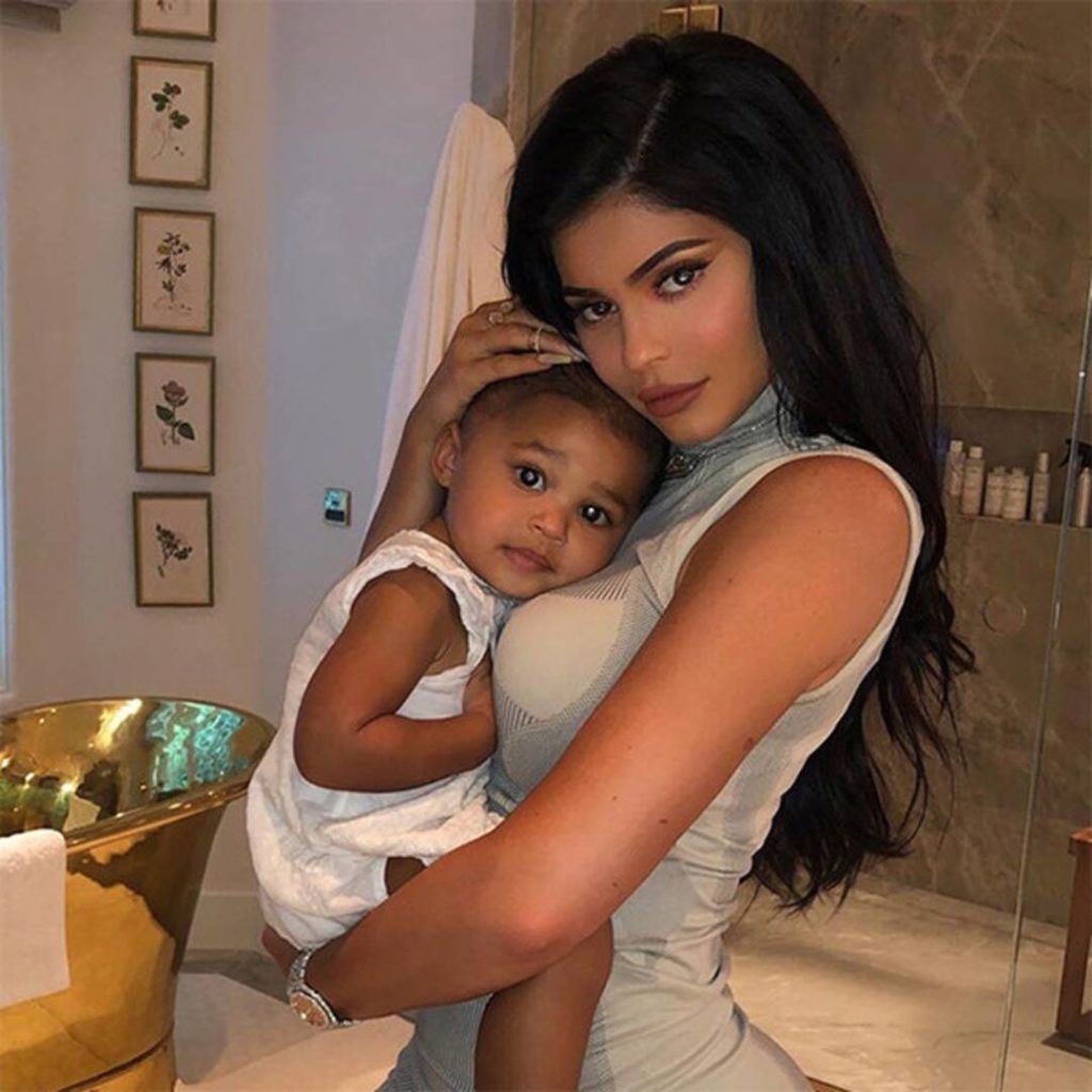 Nuk do e besoni kur ta mësoni! Kylie Jenner shpenzon sa “qimet e kokës” për një çantë kopshti të Stormi-t