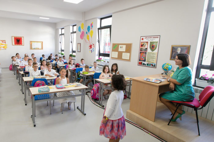 17.1 nxënës për mësues, stafet arsimore në Shqipëri ndër më të ngarkuarat në Europë
