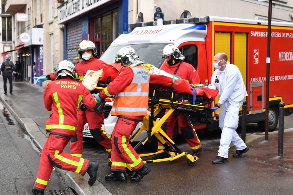 Sulm me thikë pranë zyrave të Charlie Hebdo në Paris, 4 të plagosur!