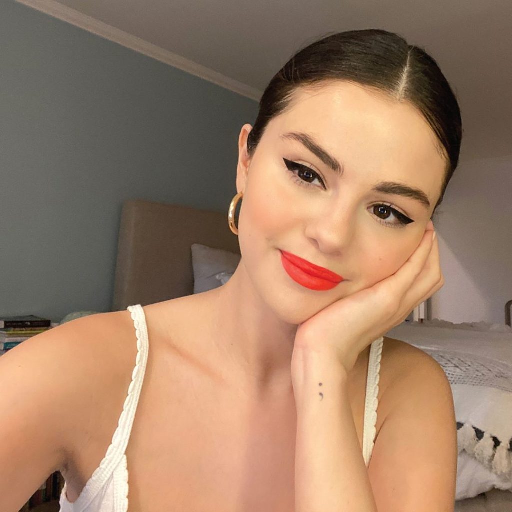 Me shenja në trup, Selena Gomez pozon me rrobabanjo dhe thyen akullin: Në fillim ishte shumë e vështirë!