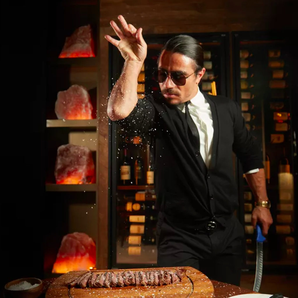 “Salt Bae” futet në telashe! Nuk respektoi masat anti-Covid, merren masa drastike ndaj restorantit të tij