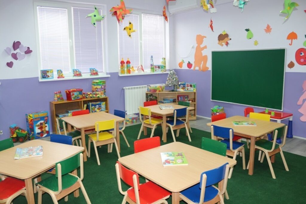 Edukatorja me vajzën 5-vjeçe në Kuçovë infektohen me Covid, karantinohen edhe 12 fëmijë të grupit