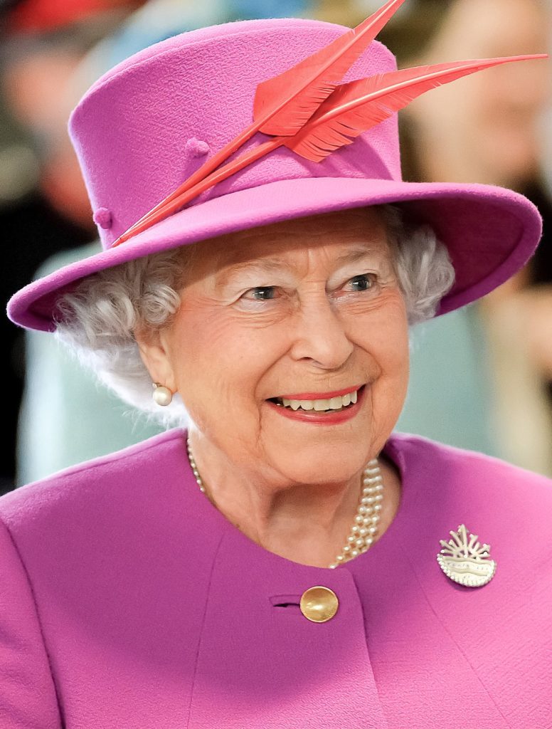 94-vjeç por në super formë, mbretëresha Elizabeth II fotografohet duke drejtuar një “Range Rover”