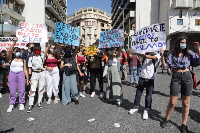 Protestë në Greqi! Studentët përplasen me policinë, kërkojnë kushte për t'u mbrojtur nga Covid-19! (KËRKESAT)