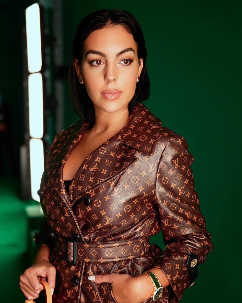 Jo vetëm e bukur, por edhe vajzë për shtëpi! Me miell e okllai Georgina Rodriguez gatuan për familjen