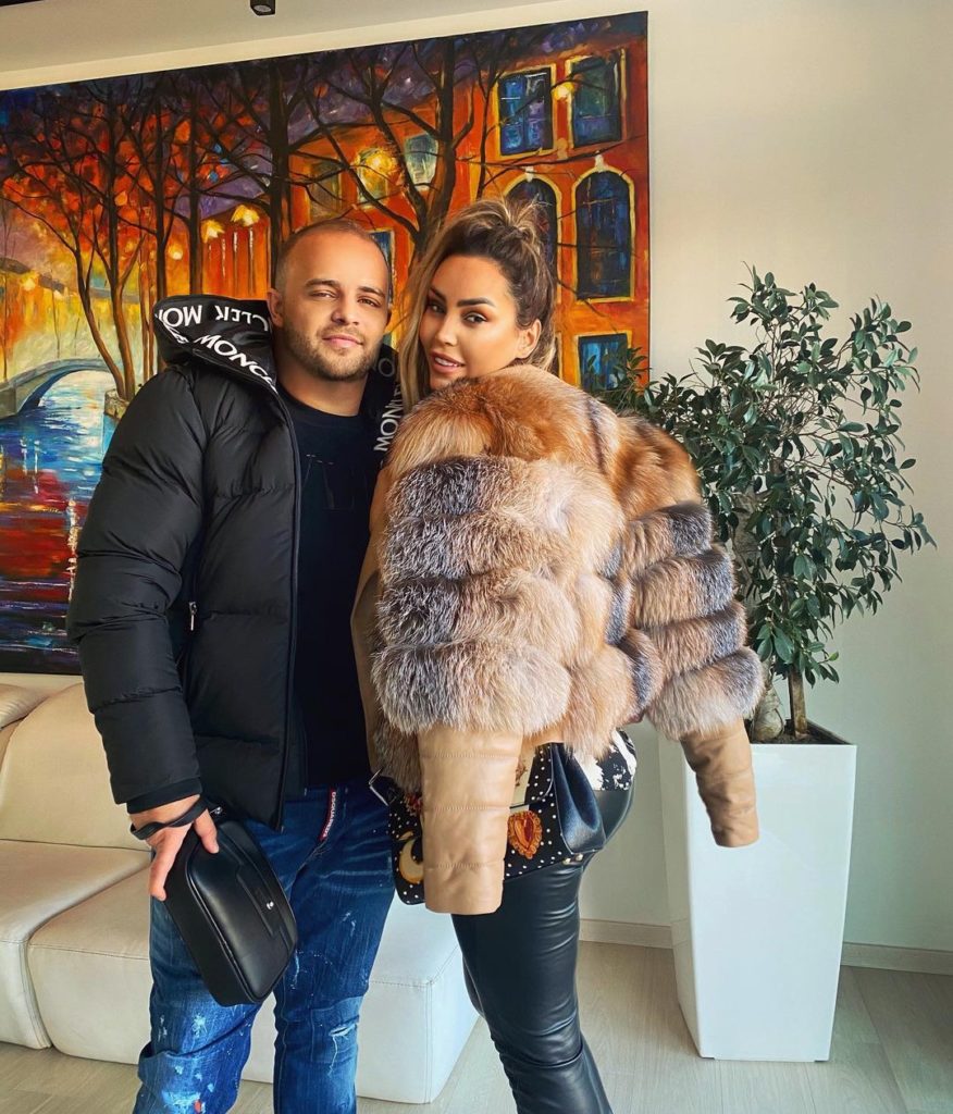 Kokë e këmbë të dashuruar! Fisniku surprizon çdo ditë Fjollën me dhurata romantike (Foto)